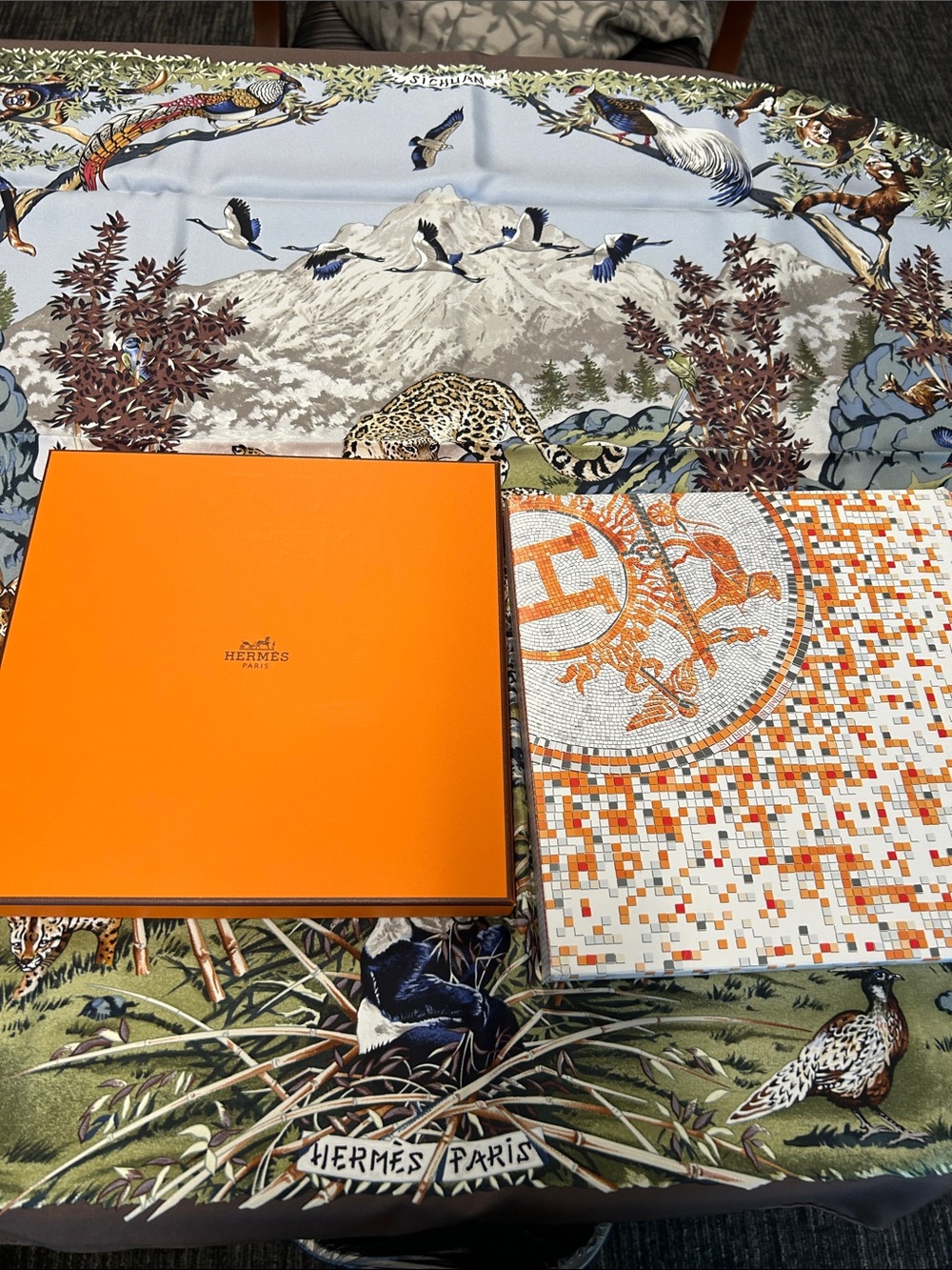 Hermès Multicolor Wildlife and Mountain Silk Scarf NWT & Box authentic. - Picture 2 of 6